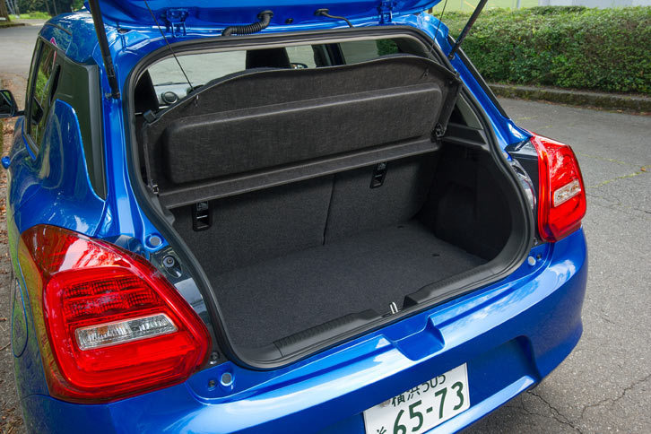荷室容量は、5人乗車時で178リッター、後席をたたんだ状態で500リッターとなっている。
