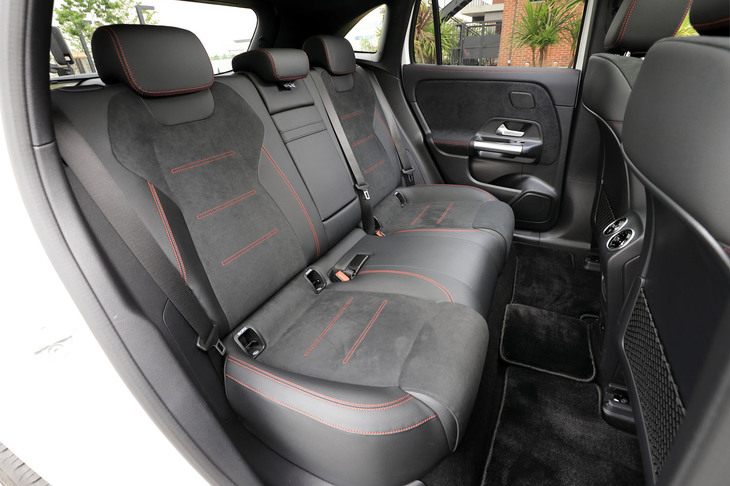 床下にバッテリーが搭載される都合により、後席は床面や着座位置が上昇。ヒップポイントからルーフまでの高さは16mm縮小した。