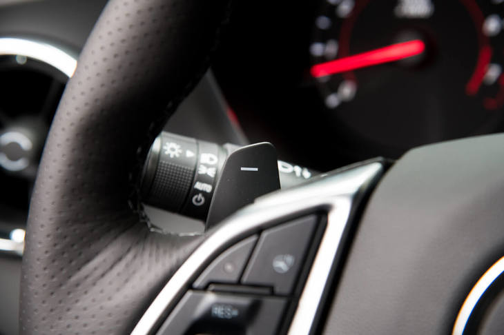 ステアリングホイールに備わるシフトパドル。トルコン式らしい滑らかな変速が特徴のカマロのATだが、変速レスポンスは明らかに改善していた。