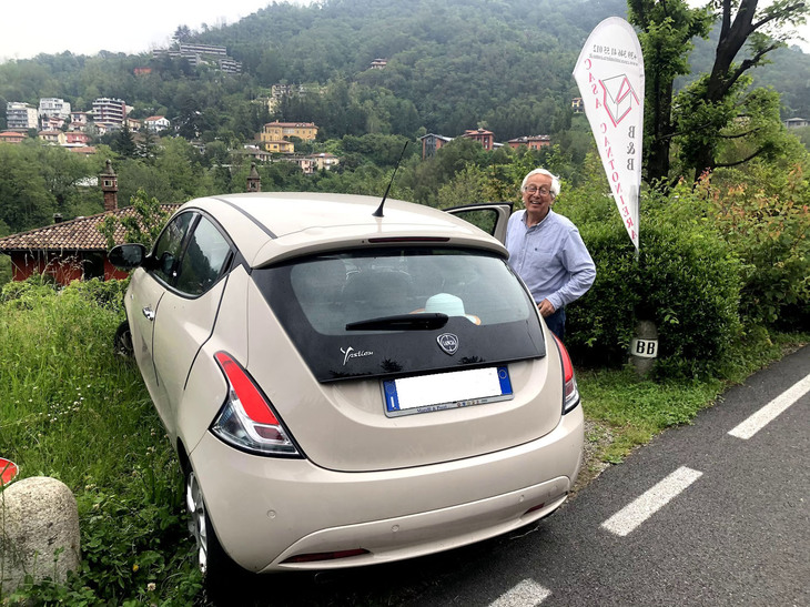 夫妻の自宅から民宿までの足は「ランチア・イプシロン」である。ロンバルディア人ゆえ「気持ちとしてはアルフィスタなのですが」とパオロさん。