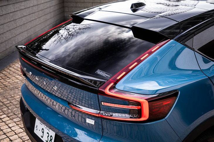 ルーフとテールゲートのいずれも後端にスポイラーを配置。2つのスポイラーは相互に作用し、高速走行時に最大4％航続距離を延ばす効果があるという。