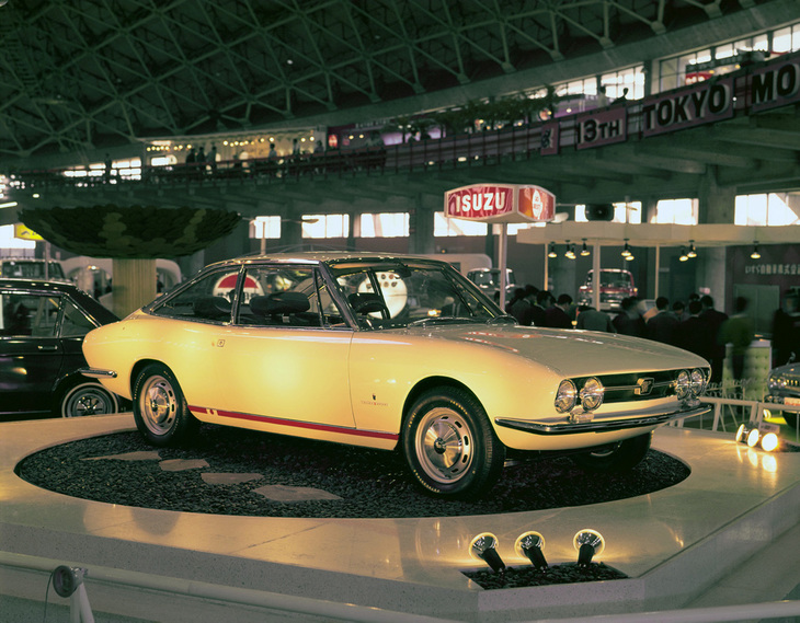 1966年の東京モーターショーに「いすゞ117スポーツ」の名で出展された、ギアで製作されたプロトタイプ2号車。シャシーは並んで展示された前出の「いすゞ117」（「フローリアン」のプロトタイプ）用で、ハンドル位置はジュネーブ出展車両の左から右に変更された。ジュネーブ出展車両より丸みを帯びたボディーラインは市販モデルに近いが、当時のイタリアンスポーツによく使われていたボタン式のドアオープナーなどが異なる。