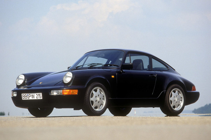 「911」シリーズ初の4WD車である「タイプ964」の「911カレラ4」。前軸：後軸＝31：69を基本に、走行状況に応じてトルク配分を変化させる電子制御式フルタイム4WDシステムが採用された。