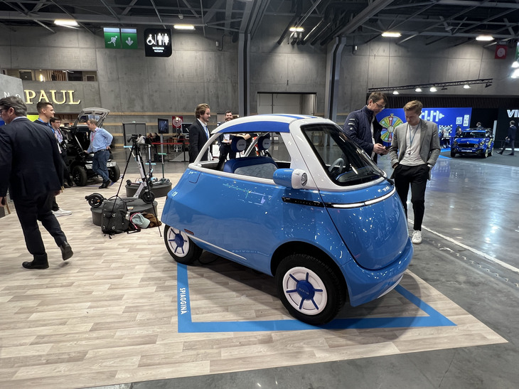 マイクロモビリティ社の電動バブルカー「マイクロリノ―」。往年の「イソ／BMWイセッタ」のように、フロントウィンドウごと前面のパネルが開き、車両前方から乗り降りする。
