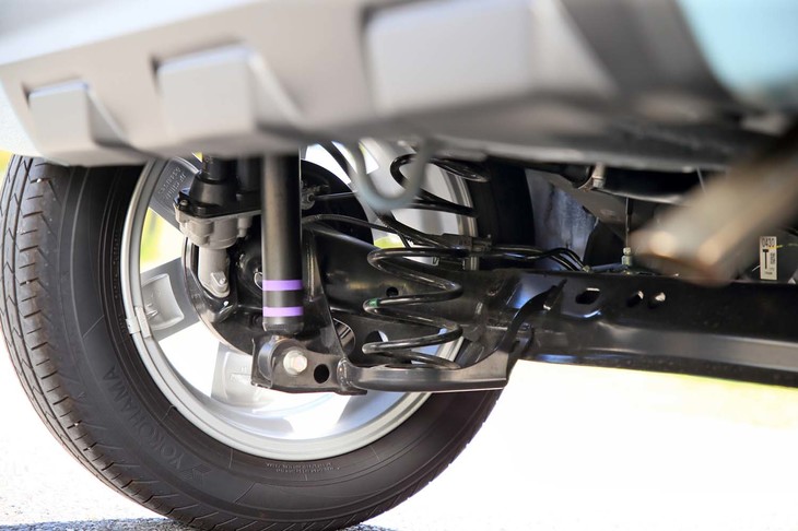 サスペンション形式はフロントがマクファーソンストラット式。リアはFF車（写真）がトーションビーム式で4WD車が3リンク式と、駆動方式により異なる。