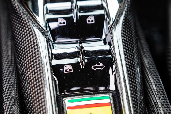 リトラクタブルルーフ操作スイッチとリアウィンドウの開閉ボタンは、センターコンソールに配置されている。