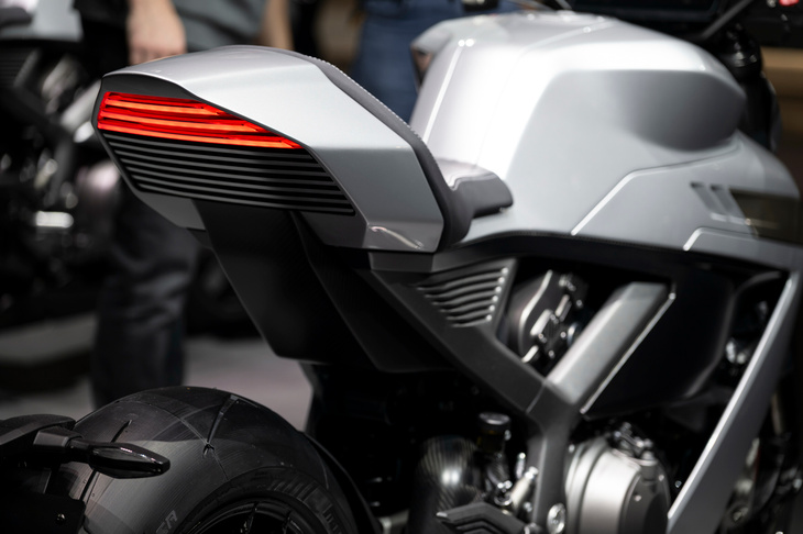 いずれのモデルも、既存の機種とは趣を異にする、モダンな意匠をまとっている。写真は「マンクス」のテールランプ。