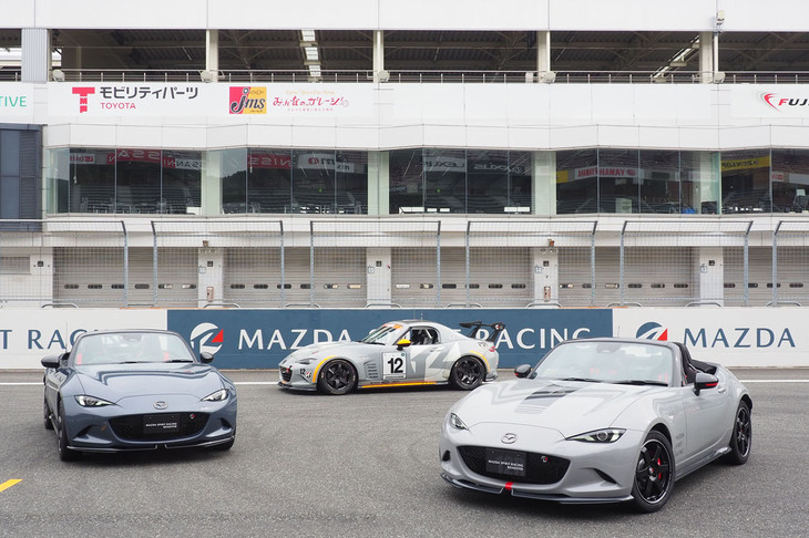 「マツダ スピリット レーシング・ロードスター」（写真左）と「マツダ スピリット レーシング・ロードスター12R」（同右）。奥はスーパー耐久シリーズ参戦マシン「MAZDA SPIRIT RACING RS Future concept」。