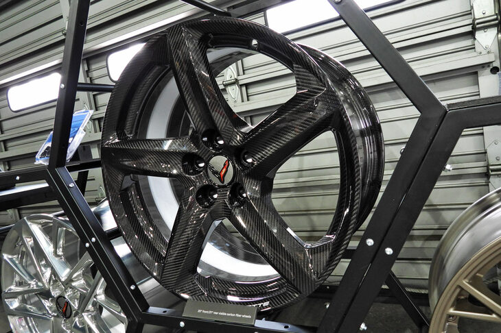 スタッフに許可を得て持たせてもらったが、その軽さにびっくり。同時に「落として傷をつけたらいくらになるやら……」という考えが頭をよぎり、恐る恐る展示台に戻させてもらった。