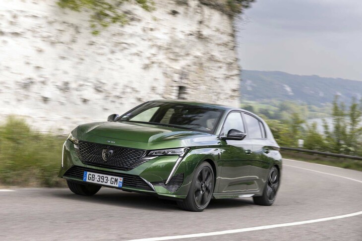 プジョーならではの“猫足”感覚のコーナリングを味わわせてくれる「308 GTハイブリッド」。サスペンションの形式は、フロントがマクファーソンストラット式で、リアがトーションビーム式となっている。