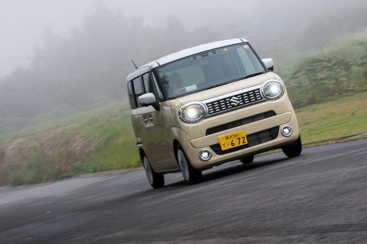 車名的には「ワゴンR」のファミリーに属する「ワゴンRスマイル」だが、車体の構造は大きく異なり、環状骨格に構造用接着剤および高減衰マスチックシーラーの採用……と、「ハスラー」から導入が進んでいるスズキ最新の車体技術が取り入れられている。