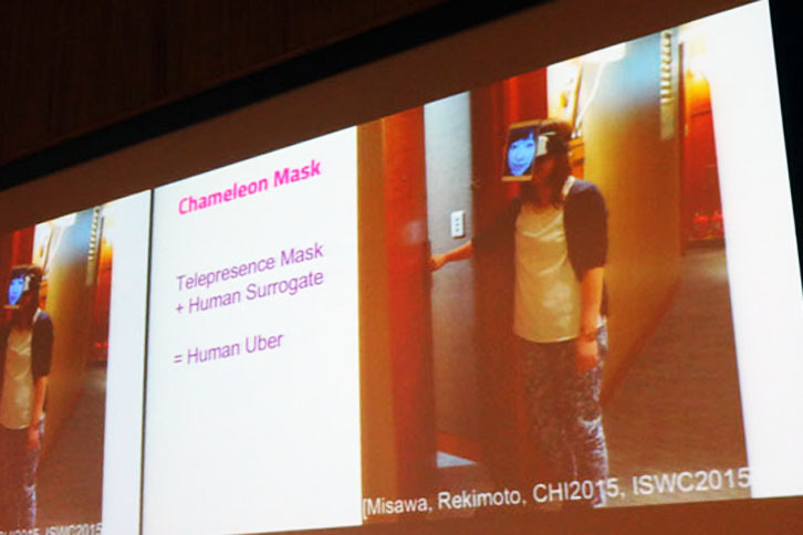 iPadをお面のように使い、他人になりすますような感覚が体験できる「カメレオンマスク」。