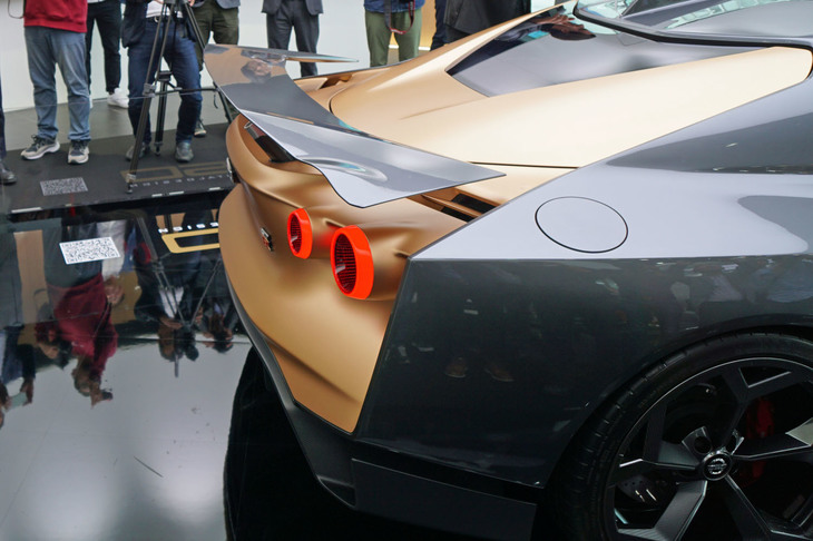 リアエンドにそびえる巨大なウイング。