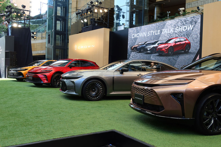 ステージ上に展示された、「クラウン」シリーズ4モデル。写真左奥から順に、「クラウン クロスオーバー」「クラウン スポーツ」「クラウン セダン」「クラウン エステート」。
