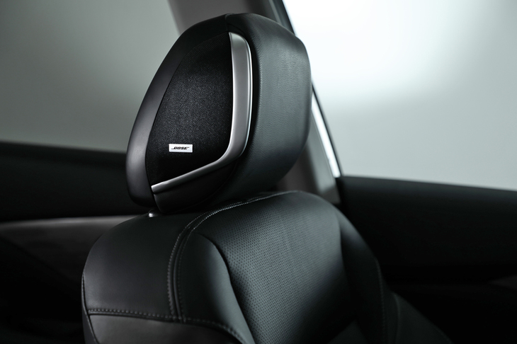 ボーズが開発したヘッドレストスピーカーのイメージ。