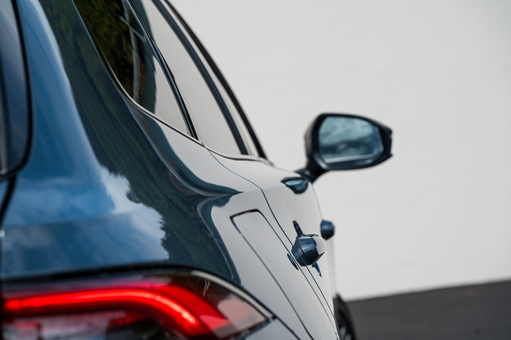 ボディーのショルダー部分はヒジが置けるほどに張り出している。このラインはボンネットのプレスラインにつながっている。