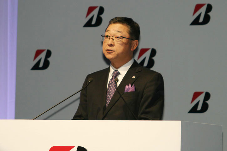 「プレイズPX」シリーズの商品説明をするブリヂストンの執行役員、真鍋利明氏。ブリヂストンタイヤジャパンの代表取締役社長も兼任する。