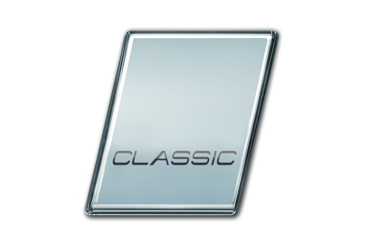 「V60クロスカントリー ウルトラB5 AWDクラシックエディション」に備わる「CLASSIC」エンブレム。