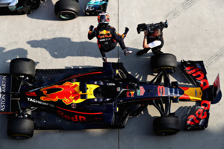 予選目前のフリー走行3回目で起きたトラブルで、急きょパワーユニットを交換せざるを得なくなったリカルド（写真）。メカニックのおかげで短時間のうちに作業は終わり、ギリギリ間に合った予選で何とか6位につけることができた。レースでは、非力なルノーのパワーユニットをアグレッシブなタイヤ戦略でカバー。セーフティーカーでニュータイヤを履いたリカルドは、華麗なオーバーテイクを次々と披露し、6位から一気にトップに。2017年6月のアゼルバイジャンGP以来となる勝利を手にした。（Photo=Red Bull Racing）
	 