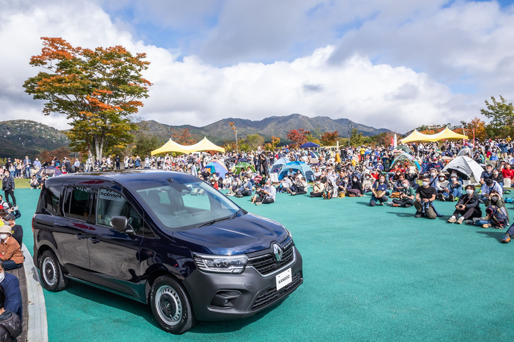 ステージ下でアンベールされた新型「カングー」。「ブルーソーダライトM」の外装色をまとった写真の車両は最高出力130PS/6000rpm、最大トルク240N・m/1600rpmの1.3リッター直4ガソリンターボエンジンを搭載していた。