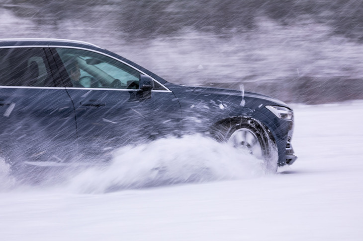 AWD走行を行う「Constant AWD」モードでの走行シーン。駆動力が最大化され、多少のドリフト走行も許容する。ある程度の積雪量であれば、雪上でもぐいぐい進む。