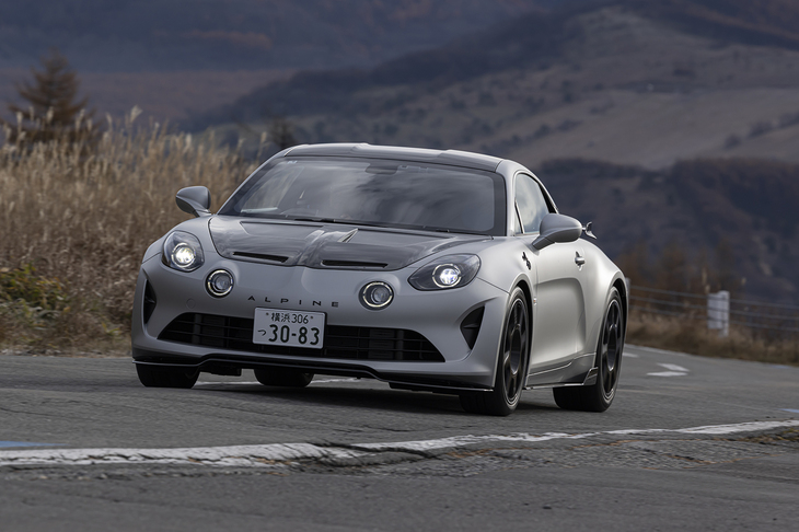 「A110 R70」はシリーズ全体よりも先に「R」の最終モデルとして世界限定770台で発売された。足まわりは減衰力・車高調整式ダンパーを使う「ラディカルシャシー」だ。