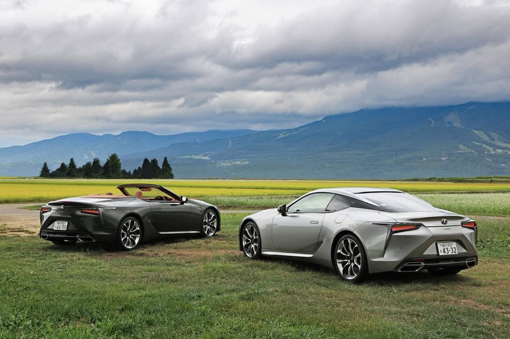 「レクサスLC」のラインナップに新たに追加された「LC500コンバーチブル」（写真左）。改良が施されたクーペ（同右）とあわせて、その走りをリポートします。(photo：荒川正幸)