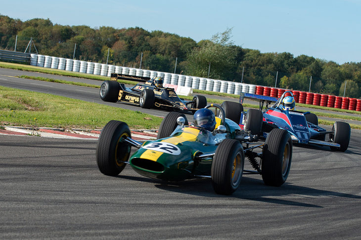 ロータスが本拠地を構える、英ヘセルで行われた同社の70周年記念イベントにて、走る姿を披露する歴代のフォーミュラカー。