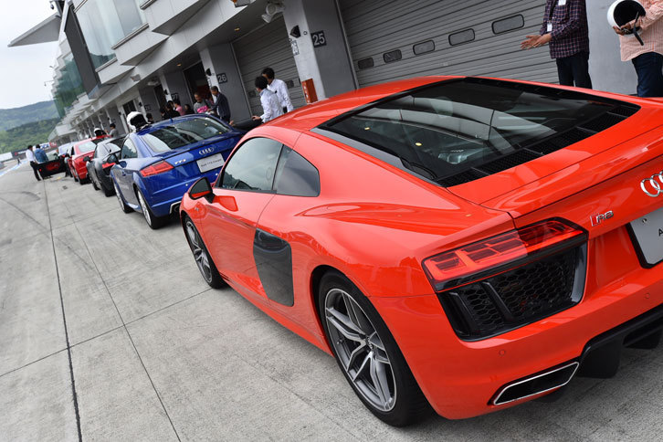 ピットレーンに並べられた新型「R8」と、ペースカーを務める「TTS」。