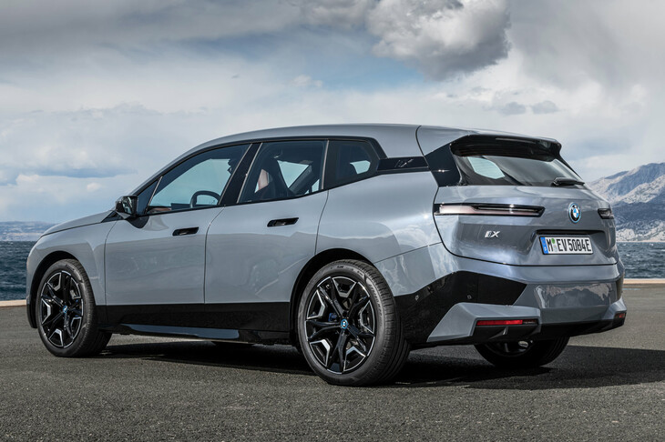 電気自動車「iX」の後ろ姿。　
	清水「アイアンマンにそっくり。マーベルに訴えられたら勝ち目はないな」　
	渕野「反射板の辺りを突き出して強調してるのは、マフラーを主張するエンジン車の名残みたいですよね。EVなのに」　
	ほった「ちなみにこれ、『2022-2023日本カー・オブ・ザ・イヤー』の、『デザイン・カー・オブ・ザ・イヤー』受賞車です」　
	渕野＆清水「……」
	 