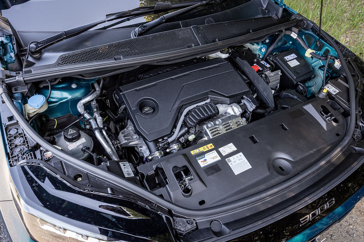 新開発の1.2リッター直3ガソリンターボエンジンと電動モーターを内蔵した6段デュアルクラッチ式トランスミッションを組み合わせる48Vマイルドハイブリッドシステムは、エンジン単体が最高出力136PS、最大トルク230N・mを、モーターが同21.7PS、同51N・mを発生する。