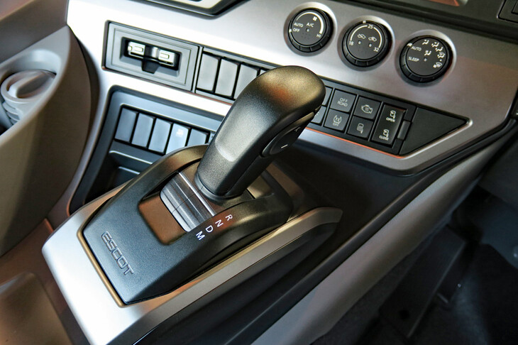 「エスコット」の基本構造はマニュアルトランスミッションを自動化したもの。12段というギア数はこのセグメントでは多いほうではないが、素早くスムーズな変速制御とトルクバンドの広いエンジンにより、十分に力強く、快適に走ってくれる。