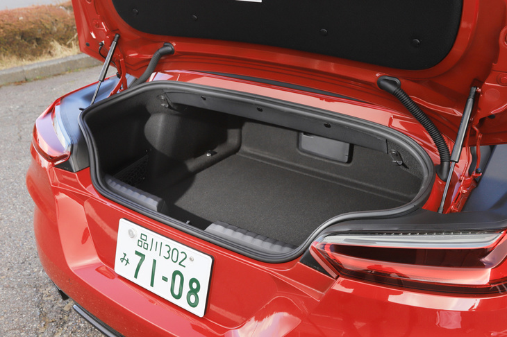 トランクルームの容量は281リッター。ソフトトップがキャビンとトランクリッドの間に収納される構造のため、オープン時でも容量は変わらない。