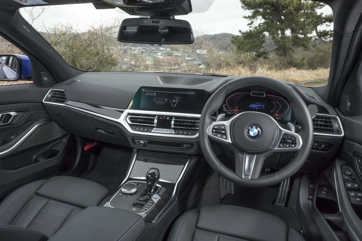 直線的なラインで構成される、新型「3シリーズ」のインテリア。シフトパドル付きの「マルチファンクションMスポーツレザーステアリングホイール」は、リムの太さが印象的。