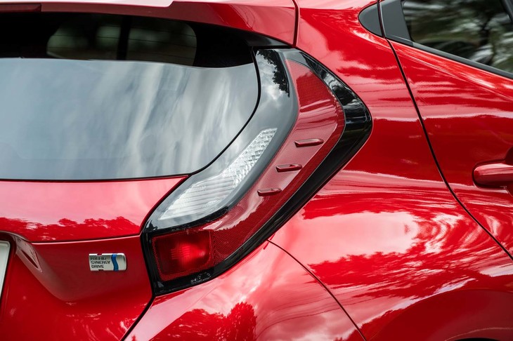 縦型のリアコンビランプは曲面を多用した立体的な造形になった。赤い部分には3本のエアロスタビライジングフィンが刻まれる。