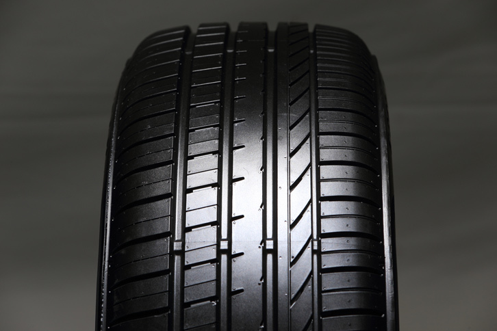 トレッドパターンについては、ショルダーブロックを細分化し、ピッチ数を増加。パターンノイズの低減と、振動の抑制を実現している。