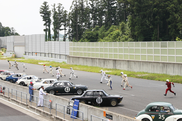 変則ルマン式スタートで、マシンに駆け寄るセカンドドライバー。右端の赤いジャンプスーツ姿が横山 剣さん。