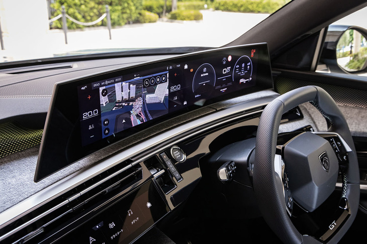 メーターパネルの表面がドライバーに向けてゆるやかにカーブする21インチサイズのパノラミックスクリーンをダッシュボード上部に配置。各種操作を音声で行えるボイスコントロール機能やChatGPTも搭載される。