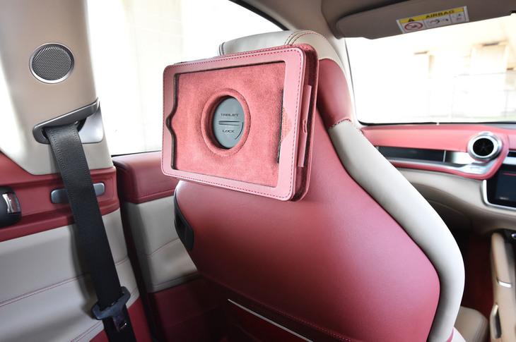 試乗車の前席背面には、後席のパッセンジャーが使うための、iPadやタブレットの設置用パッド（オプション）が装着されていた。