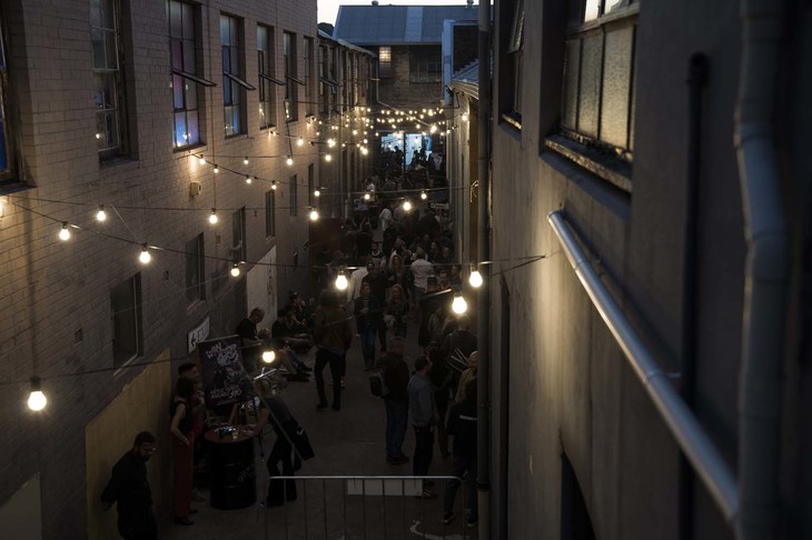 イベントは22時まで。日が落ちてくると、涼を求めて多くの来場者が通路に出てきて、ドリンクを片手にバイク談義に花を咲かせる。