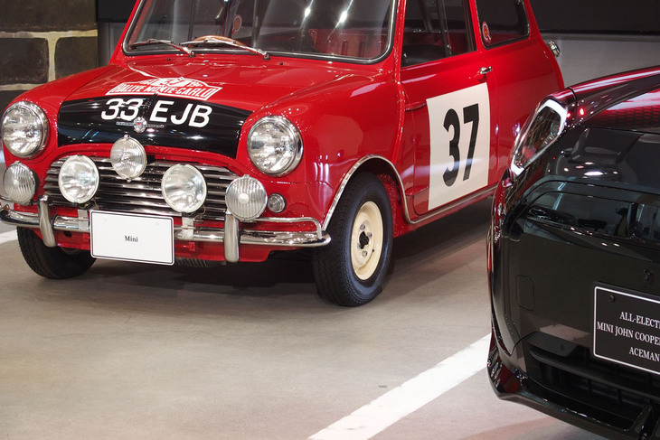 1964年のモンテカルロラリー仕様にカスタマイズされた「モーリスMiniクーパー」。