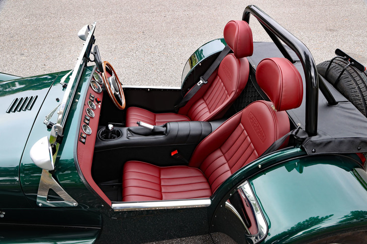 革巻きのダッシュボードはオプションで、標準仕様は黒のアルミパネルである。シート表皮はレザーが標準で、ブラックに加え5種類の有償色が用意されていた。