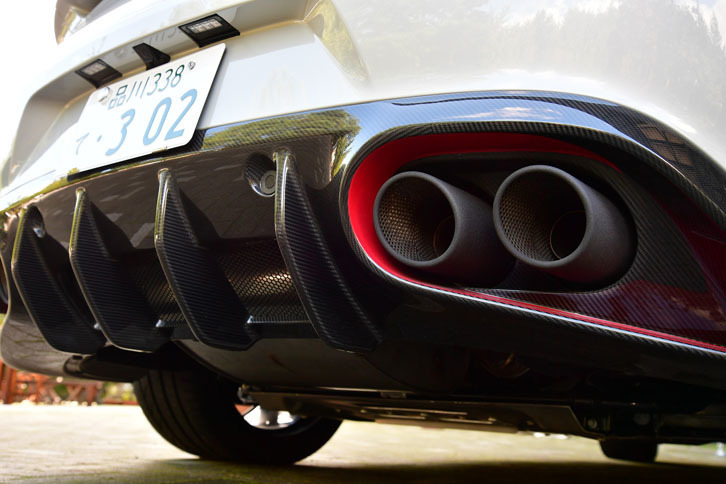 リアバンパー下にはカーボン製のリアディフューザーがのぞく。エキゾーストパイプは4本出しに。