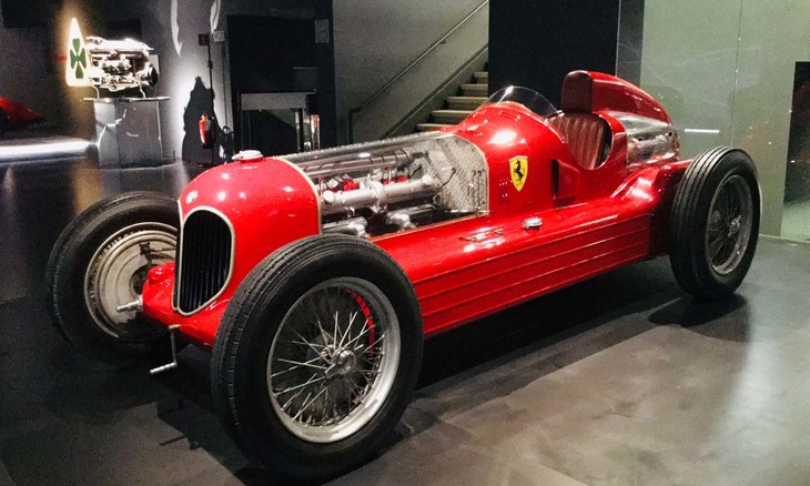 アルファ・ロメオとは縁の深かったエンツォ・フェラーリの発案で1935年に生まれた「ビモトーレ」は、アウトユニオン、メルセデスの打倒を目指して製作されたGPカー。ビモトーレ（ツインエンジン）の車名どおり、フロントとリアにティーポBの3165cc DOHC直8エンジン（270PS）を1基ずつ搭載したモンスター。扱いの難しさからレースでは活躍できなかったものの、T.ヌヴォラーリによるテスト走行では320km/h以上を記録した。