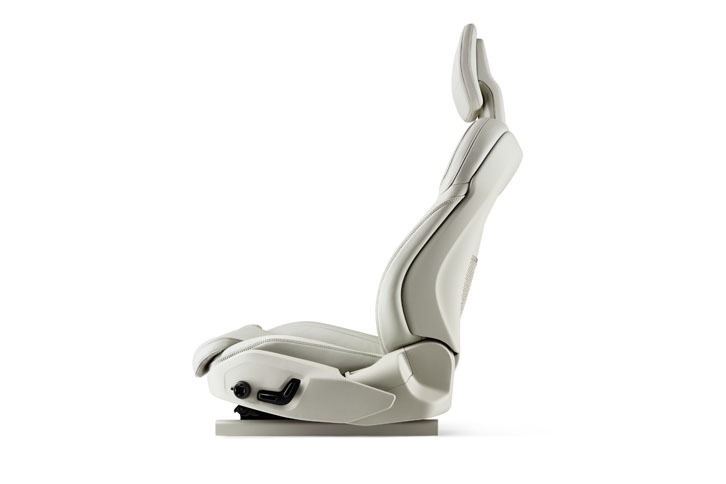 「ボルボV90」のフロントシート。