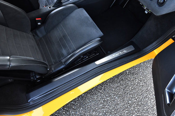 乗降性を改善するため、従来モデルよりサイドシルの幅を43mm、高さを56mm縮小している。