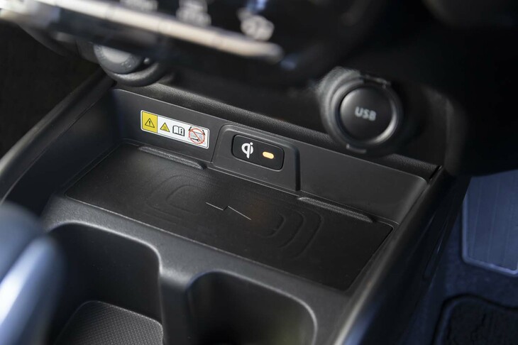 こちらも標準装備となる、スマートフォンの非接触充電器。この手の便利装備、快適装備に関してはまさに至れり尽くせりで、このセグメントのモデルとしては一頭地を抜いている。