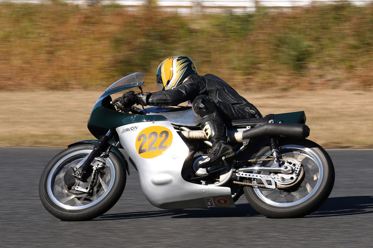 「サラブレッド＆ゴールデンエラ＆プロダクションTT」と題された二輪レースで3位となった1968年「シーリーG50」。2位でフィニッシュしたが、ジャンプスタートペナルティーにより1順位降格となった。