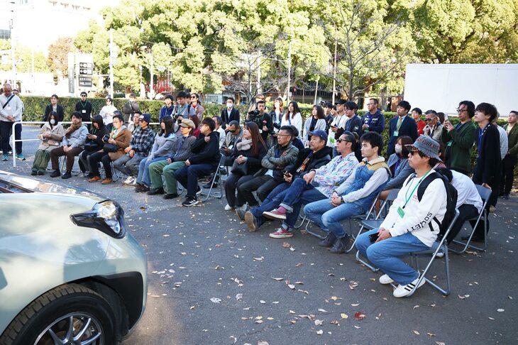 開会式では、愛車のケアに役立ててもらおうと、日ごろの愛車のメンテナンスに使いやすいソフト99の商品と、その使い方がレクチャーされた。旧車乗りも多く参加していたこともあってか、便利なカー用品には皆、興味津々の様子だった。