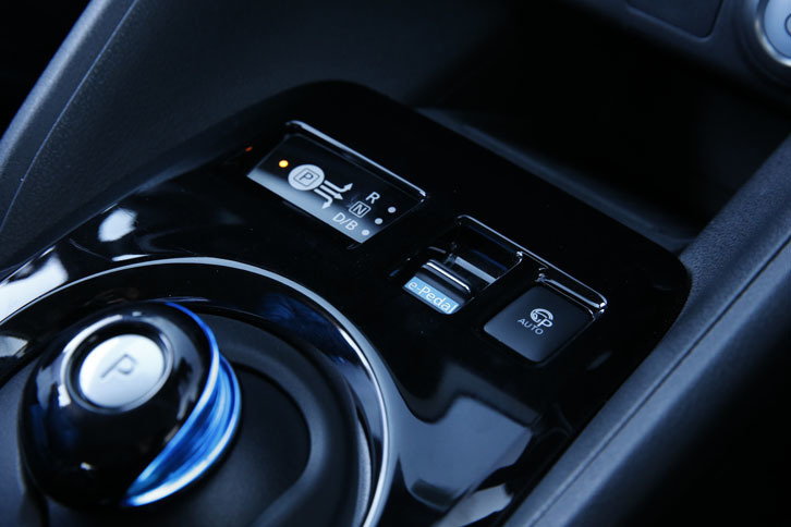「e-Pedal」はドライバーの手でオン／オフ可能。シフトセレクター（写真左下）の前方に、そのスイッチがレイアウトされる。